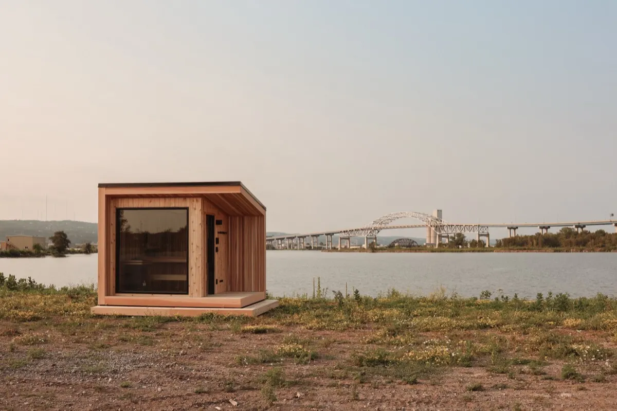 Sauna da Cedar & Stone à beira do porto de Duluth, com a ponte ao fundo