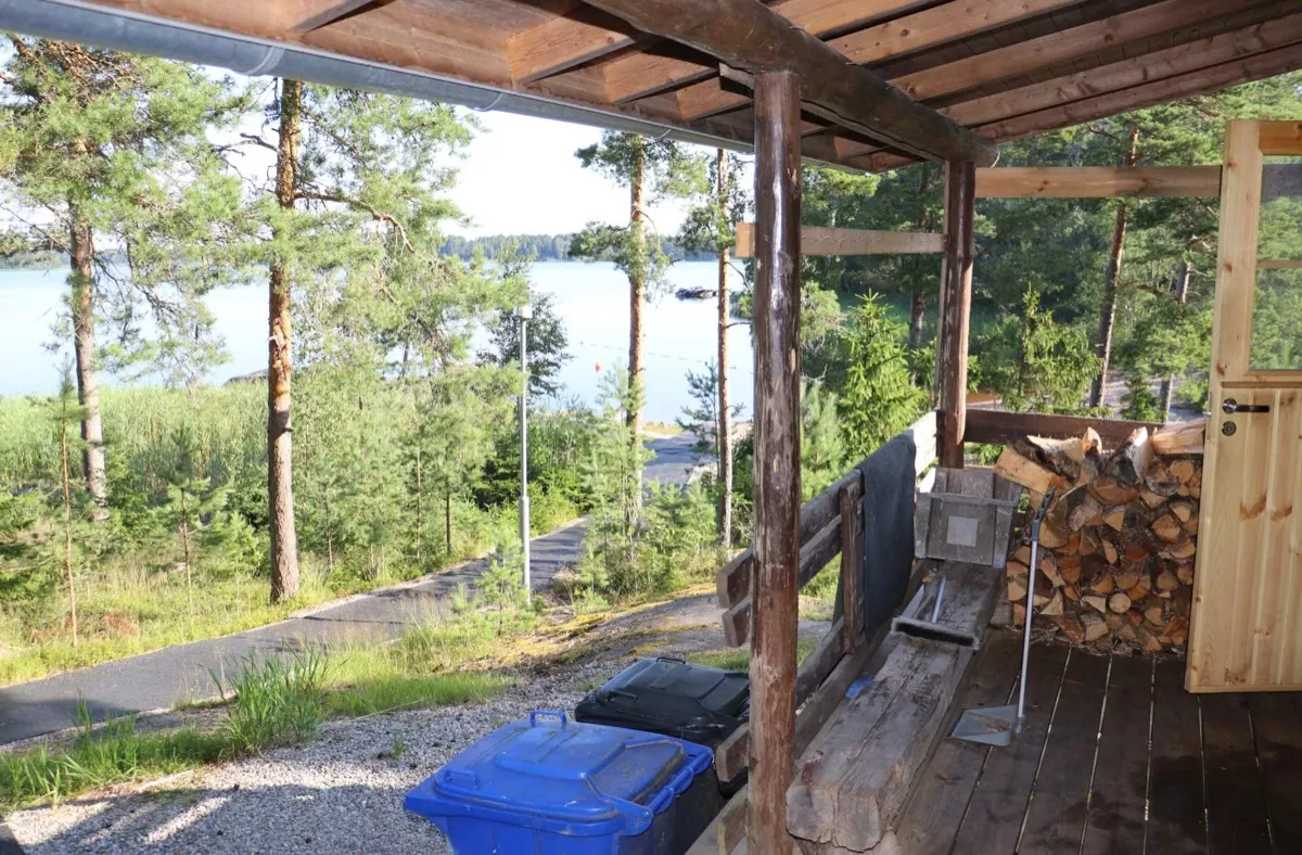 Varanda da sauna pública de Haimio com lenha e vista para a praia, Uusikaupunki
