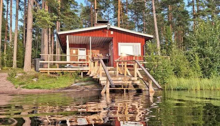 Sauna vermelha à beira do lago Hietajärvi vista da água, Vehmaa