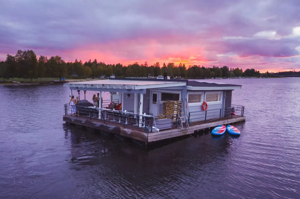 Balsa-sauna flutuando ao pôr do sol, Oulu