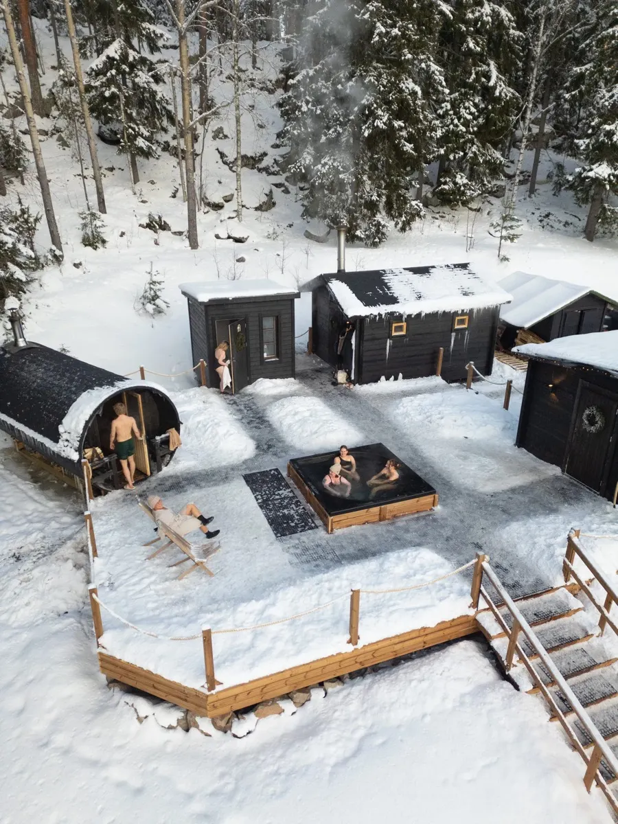 Vista aérea das saunas e do deck à beira do lago no inverno, Lampila, Jyväskylä