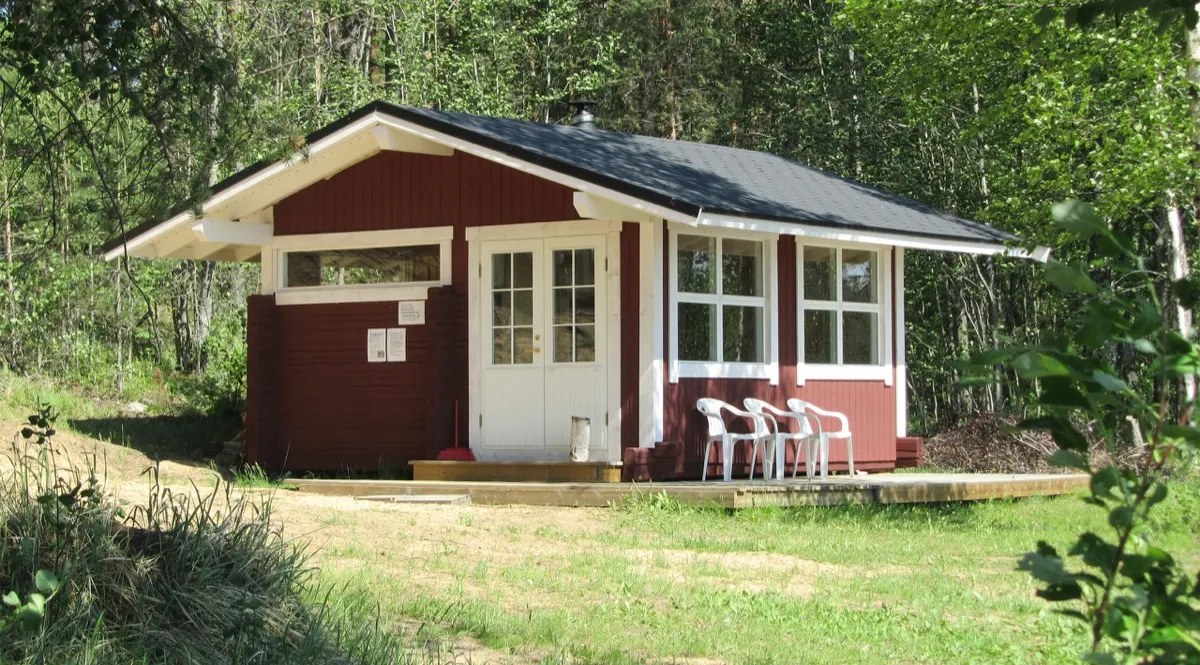 Sauna de madeira vermelha à beira do lago Menkijärvi, Alajärvi