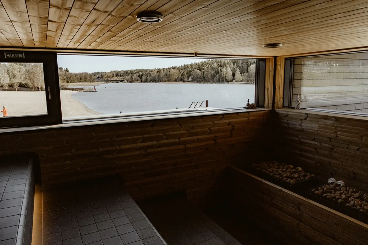 Sauna do Saunaravintola Kaarna com janela para a baía, Kaarina