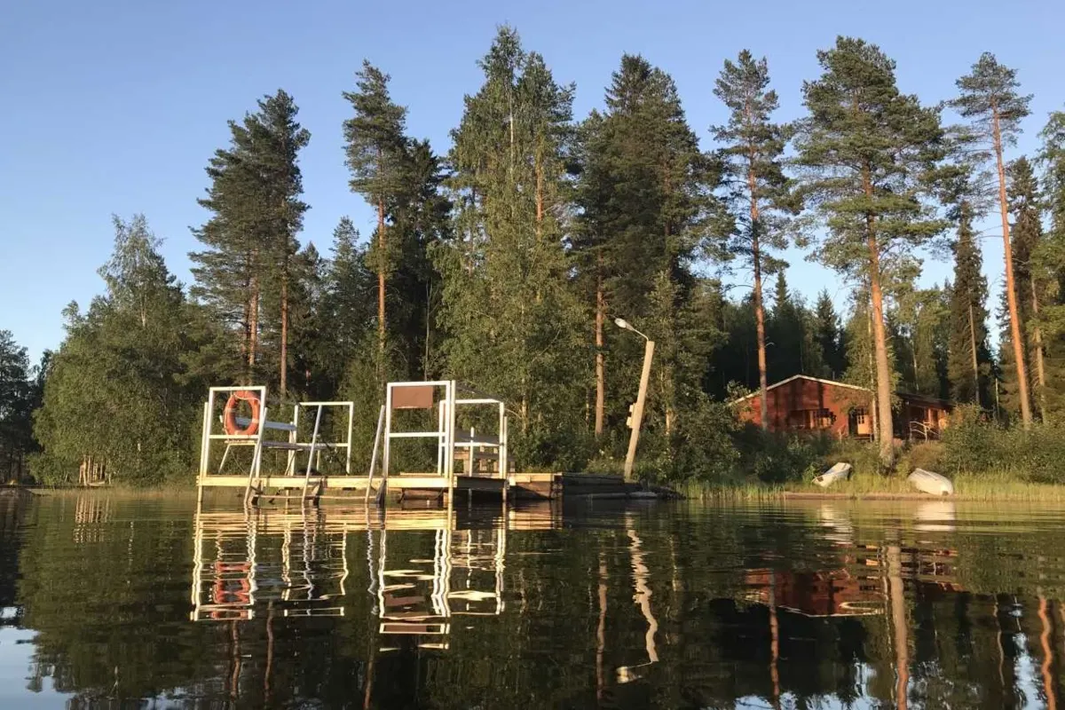 Píer de banho e cabana de sauna vermelha à beira do lago em Suviranta, Alajärvi