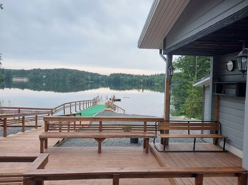 Terraço da sauna com píer no lago Veittijärvi, Ylöjärvi
